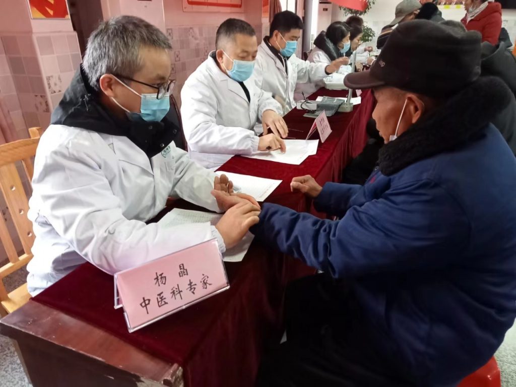 武汉医师协会党员志愿服务队来红安桃花福利院送药义诊
