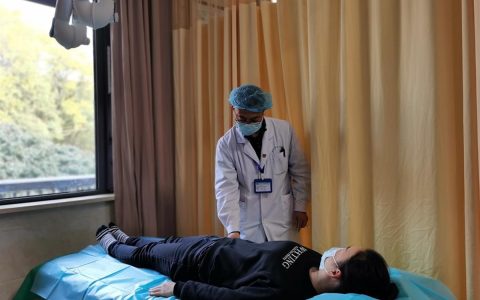 女子熬夜加班早上醒来居然“面瘫”了，医生这样说…