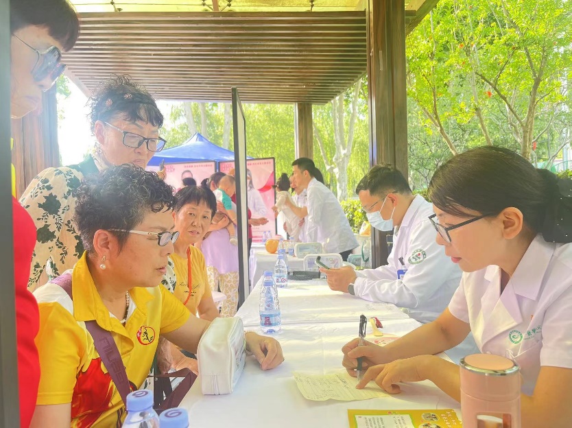 “育见美好，家享健康”——武汉医师协会名医走基层志愿服务健康行