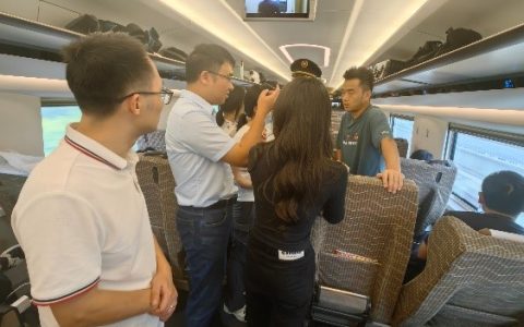 “我们是武汉青年医师”，男子高铁突发腹痛，六位医者齐施援手