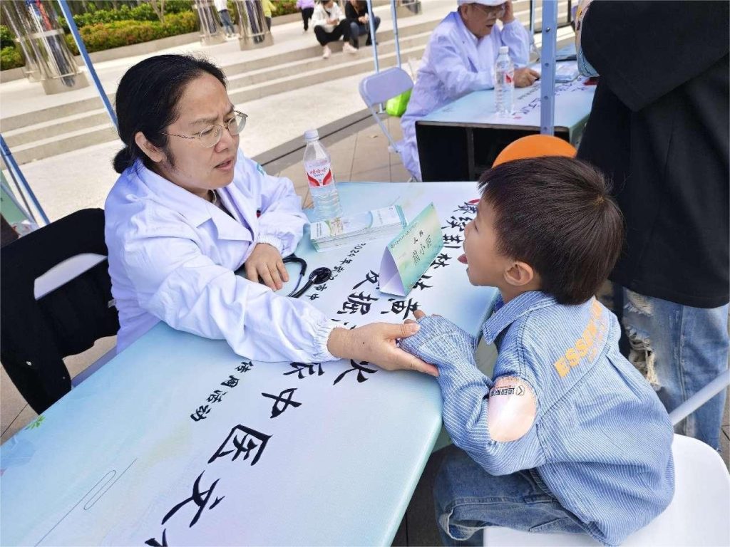 2024年武汉市中医药文化宣传周，专家义诊暖民心