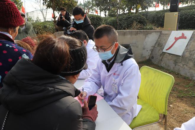 [网易新闻]武汉医师协会红安行巡回医疗活动启动仪式在知青茶场举行