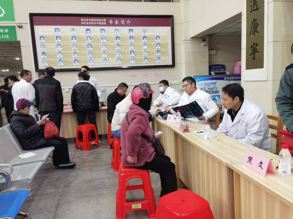 “名医走基层志愿服务健康行——赤壁行”武汉医师协会骨科医师分会开展2025年守护骨骼健康义诊活动