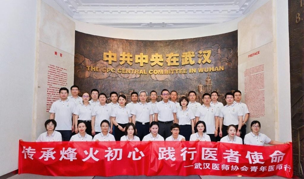 [长江日报]武汉青年医师重温誓言启新程，“三青一感动”系列活动彰显医者初心与创新担当