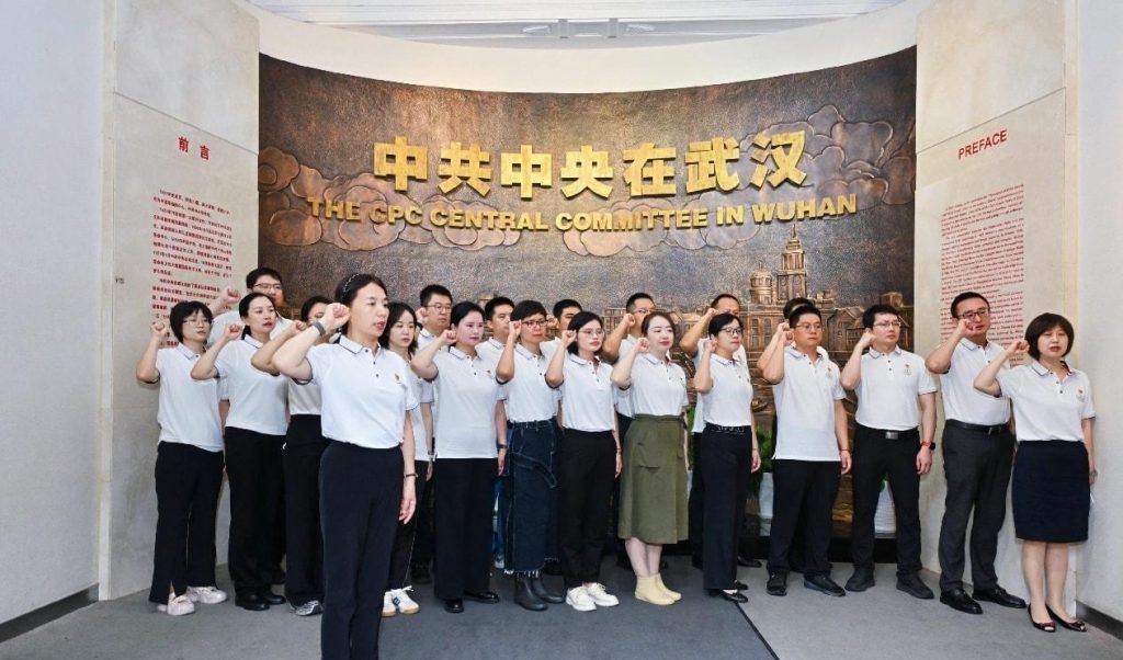 [长江日报]武汉青年医师重温誓言启新程，“三青一感动”系列活动彰显医者初心与创新担当