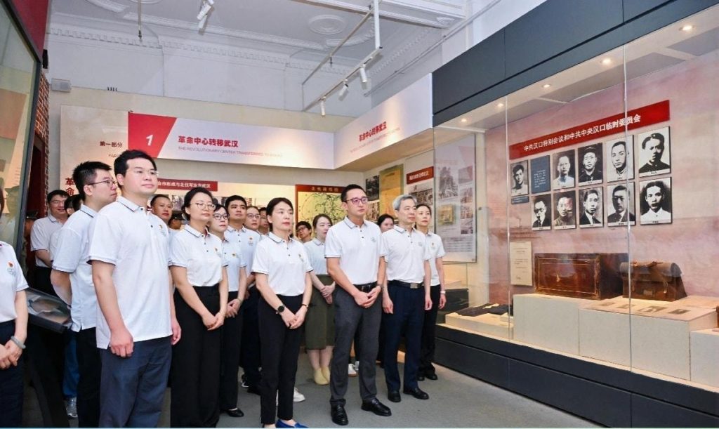 [长江日报]武汉青年医师重温誓言启新程，“三青一感动”系列活动彰显医者初心与创新担当