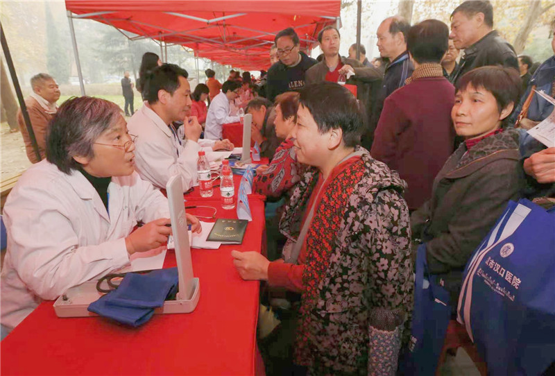 【人民网】银发专家与青年医师的“健康接力”