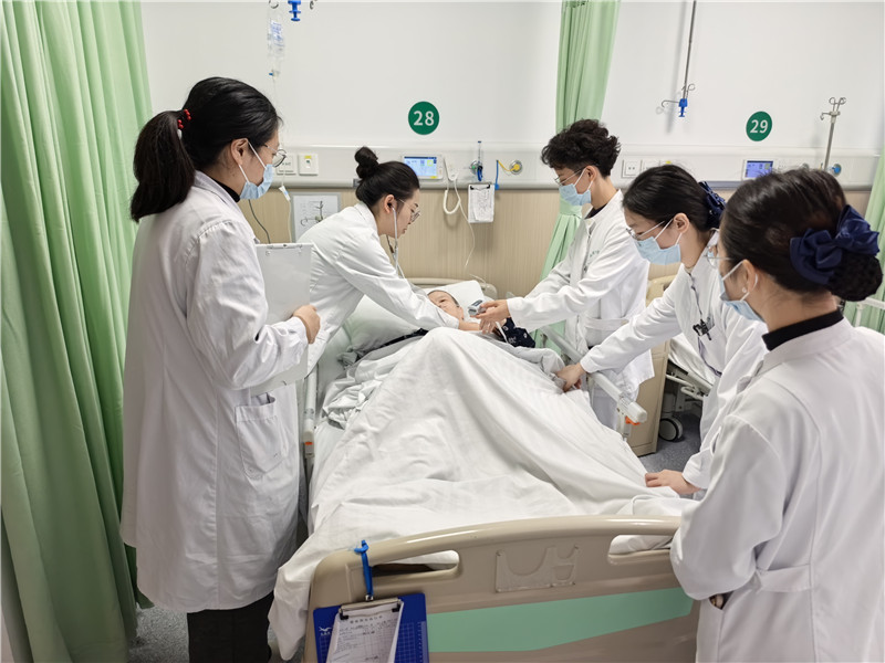 【人民网】银发专家与青年医师的“健康接力”