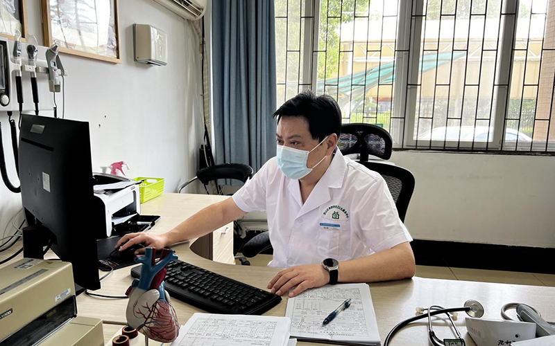 【人民网】白衣丹心映江城