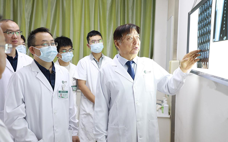 【人民网】白衣丹心映江城