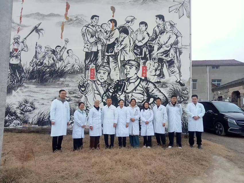 [湖北日报客户端]武汉医师协会临时党支部“医心为民党员志愿者服务队基层健康行——红安行”活动在红安永佳河镇进行