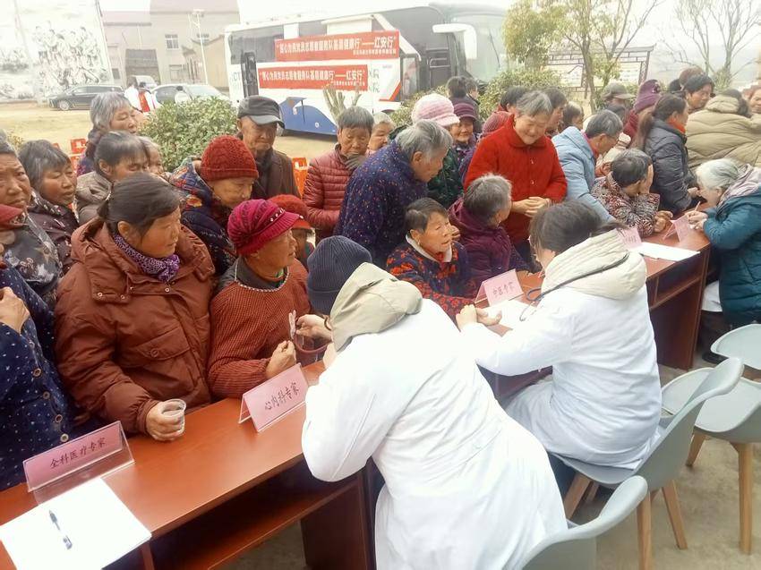 [湖北日报客户端]武汉医师协会临时党支部“医心为民党员志愿者服务队基层健康行——红安行”活动在红安永佳河镇进行