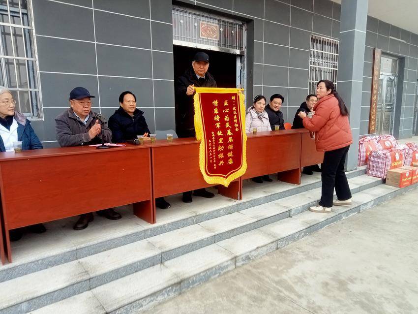[湖北日报客户端]武汉医师协会临时党支部“医心为民党员志愿者服务队基层健康行——红安行”活动在红安永佳河镇进行