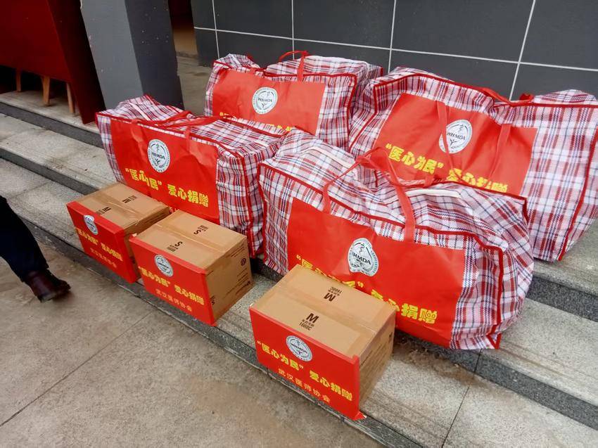[湖北日报客户端]武汉医师协会临时党支部“医心为民党员志愿者服务队基层健康行——红安行”活动在红安永佳河镇进行