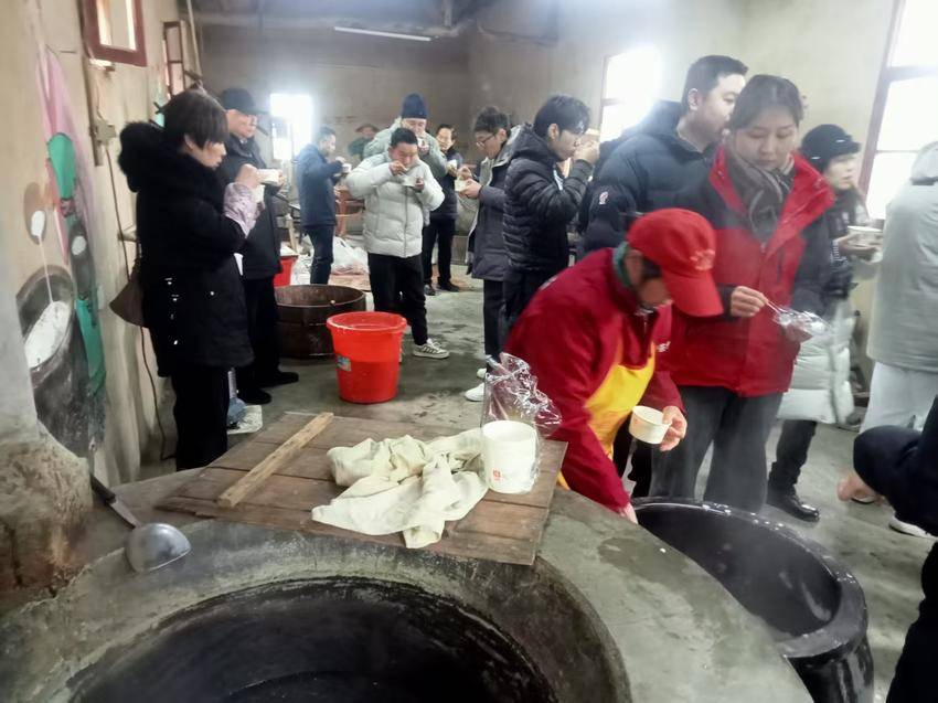 [湖北日报客户端]武汉医师协会临时党支部“医心为民党员志愿者服务队基层健康行——红安行”活动在红安永佳河镇进行