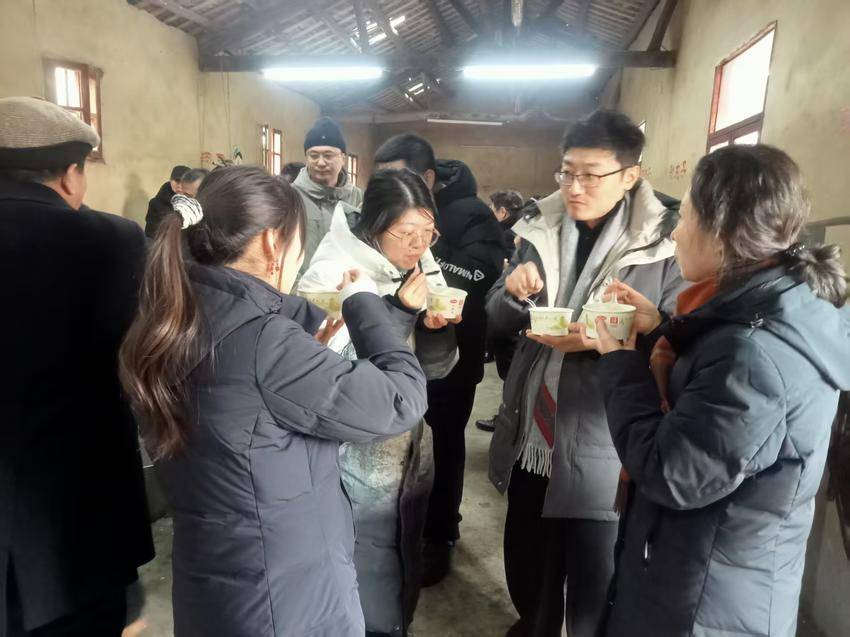 [湖北日报客户端]武汉医师协会临时党支部“医心为民党员志愿者服务队基层健康行——红安行”活动在红安永佳河镇进行