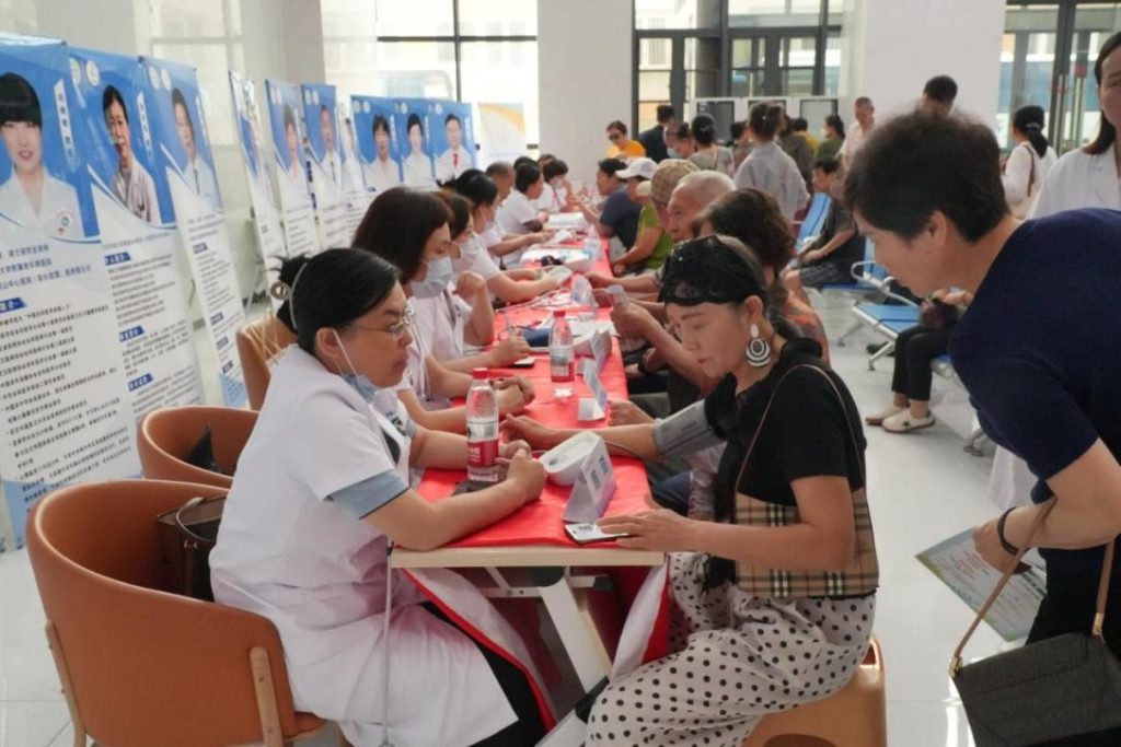 党建聚力·护航血管——武汉医师协会老年医学科医师分会举办关爱老年心血管健康公益行活动
