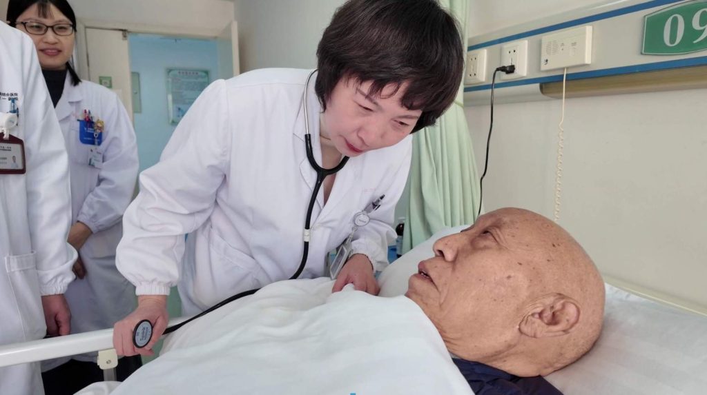 【大武汉】见刀锋精准，感掌心温暖，白衣之下，是一座城的“医”靠